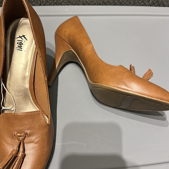 NWOB Fiona Tan Heels With tassels - Picture 4 of 6